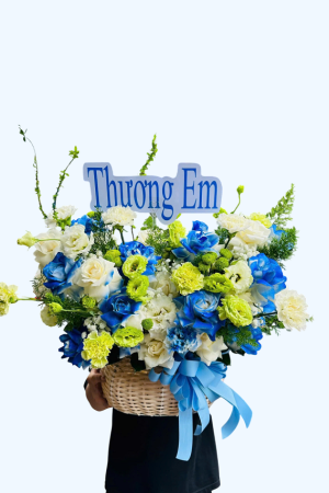 Mẫu lẵng hoa tone trắng xanh được thiết kế riêng bởi shop hoa tươi Hồng Dân, mang đến thông điệp bình an và may mắn.