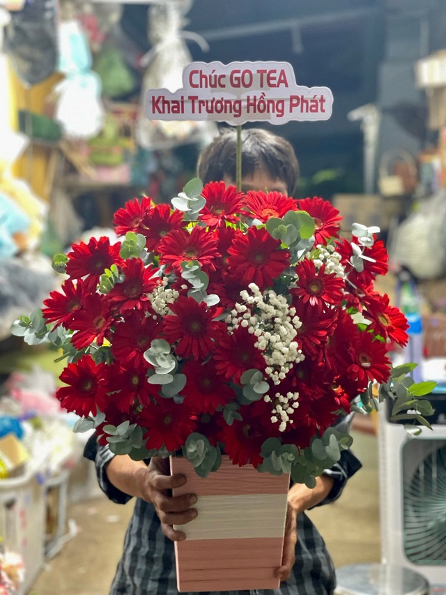 Giỏ hoa đồng tiền đỏ tươi thắm, tượng trưng cho may mắn, tài lộc và niềm vui. Là món quà ý nghĩa cho dịp khai trương, chúc mừng hay gửi lời chúc tốt đẹp.