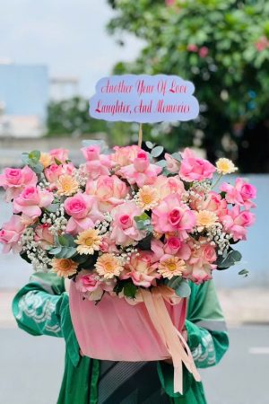 Giỏ hoa màu hồng mang vẻ đẹp nhẹ nhàng, ngọt ngào và đầy nữ tính. Với tông hồng chủ đạo từ các loại hoa như hồng phấn, hồng kem hay hồng sen, giỏ hoa toát lên sự tinh tế và dịu dàng. Rất phù hợp để tặng mẹ, bạn gái, đồng nghiệp nữ hoặc gửi lời chúc mừng trong những dịp đặc biệt như sinh nhật, 8/3 hay ngày Phụ nữ Việt Nam.