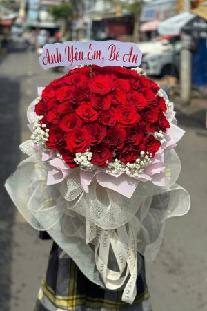 Bó hoa hồng đỏ tròn rực rỡ, lãng mạn và tượng trưng cho tình yêu trọn vẹn.