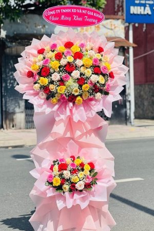 Kệ hoa chúc mừng khai trương nổi bật tone vàng – đỏ, được thực hiện bởi tiệm hoa tươi tại Lạng Giang, giao tận nơi, miễn phí tư vấn.
