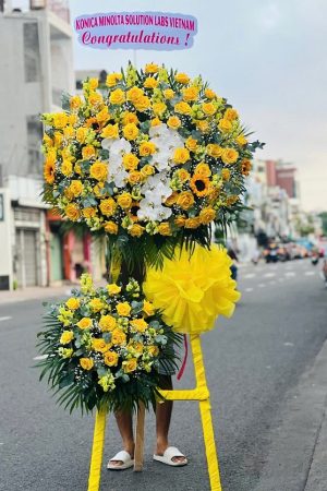 Kệ hoa khai trương rực rỡ, phối kết từ hoa đồng tiền, hồng vàng, lan vàng – mẫu được ưa chuộng tại tiệm hoa khai trương Việt Yên, giao nhanh trong 2 giờ.