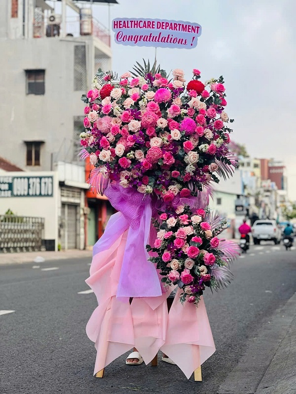 Kệ hoa mừng khai trương tại shop hoa Mê Linh thiết kế sang trọng với sắc đỏ vàng nổi bật, được nhiều khách hàng doanh nghiệp tại Mê Linh lựa chọn