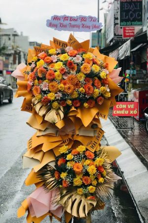 Kệ hoa khai trương 2 tầng nổi bật – mẫu hoa bán chạy tại cửa hàng hoa tươi Ba Tri, Bến Tre.