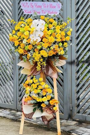 Kệ hoa khai trương 2 tầng phối lan hồ điệp và hoa hồng tại cửa hàng hoa tươi Thanh Oai, biểu tượng cho sự phát tài và khởi đầu may mắn.