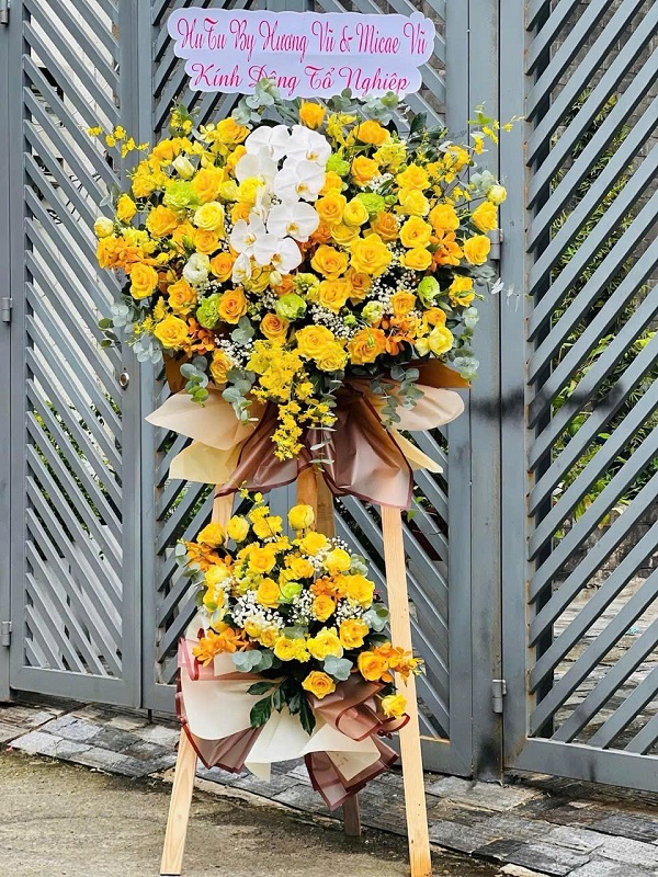 Kệ hoa khai trương 2 tầng phối lan hồ điệp và hoa hồng tại cửa hàng hoa tươi Thanh Oai, biểu tượng cho sự phát tài và khởi đầu may mắn.