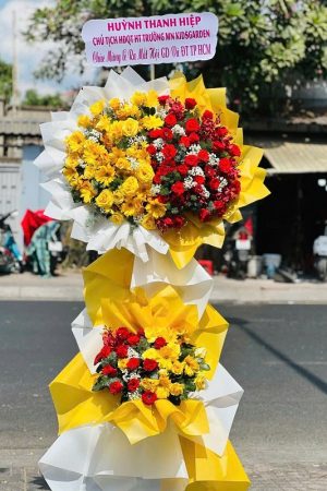 Kệ hoa khai trương tone đỏ vàng nổi bật – được thiết kế tại tiệm hoa chúc mừng ở Bắc Ninh, giao nhanh trong ngày theo yêu cầu khách hàng.