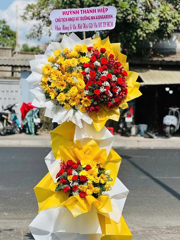 Kệ hoa khai trương tone đỏ vàng nổi bật – được thiết kế tại tiệm hoa chúc mừng ở Bắc Ninh, giao nhanh trong ngày theo yêu cầu khách hàng.