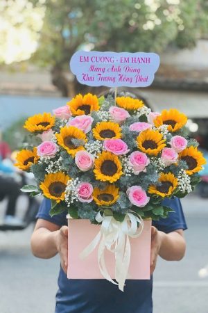 Giỏ hoa hướng dương và hồng tươi tắn – mẫu hoa được yêu thích tại shop hoa tươi huyện Lạng Giang, thích hợp làm quà chúc mừng.