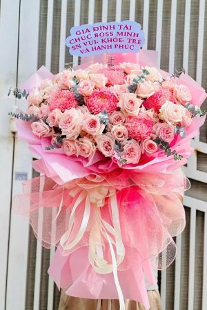 Bó hoa tông hồng có cúc mẫu đơn đẹp, mềm mại và sang trọng, toát lên vẻ ngọt ngào và nữ tính.