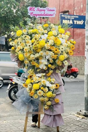 Kệ hoa khai trương rực rỡ tại shop hoa tươi Mê Linh, kết hợp giữa hoa hồng, hướng dương và lan hồ điệp, mang ý nghĩa chúc mừng hồng phát.