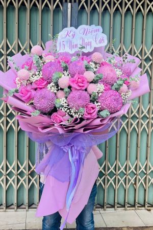 Bó hoa màu tím nhẹ nhàng, lãng mạn và mang vẻ đẹp sang trọng, tinh tế.