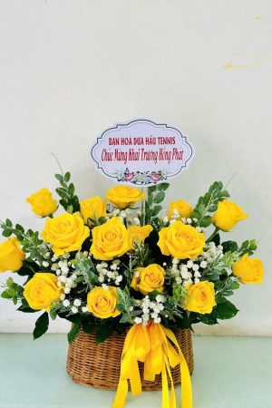 Giỏ hoa hồng vàng rực rỡ, tươi tắn tượng trưng cho niềm vui, sự thành công và lời chúc may mắn. Thích hợp tặng khai trương, sinh nhật hay tri ân.