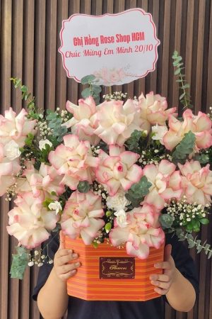 Giỏ hoa hồng Song Hỷ rực rỡ, sang trọng và tượng trưng cho hạnh phúc trọn vẹn, may mắn đôi lứa.