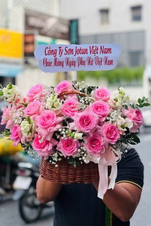 Giỏ hoa hồng sen dịu dàng, thanh thoát với sắc hồng phấn ngọt ngào, tượng trưng cho tình yêu trong sáng và sự trân trọng. Thích hợp tặng sinh nhật, chúc mừng hoặc gửi lời cảm ơn.