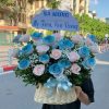 Giỏ hoa hồng xanh độc đáo và cuốn hút, tượng trưng cho sự bình yên, hy vọng và tình yêu vĩnh cửu. Phù hợp tặng người đặc biệt hoặc làm quà chúc mừng ý nghĩa.