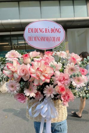 Giỏ hoa tông hồng ngọt ngào, thanh lịch và tràn đầy cảm xúc yêu thương.