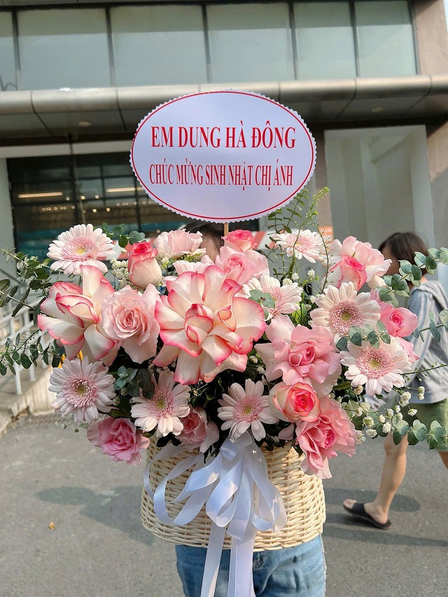 Giỏ hoa tông hồng ngọt ngào, thanh lịch và tràn đầy cảm xúc yêu thương.