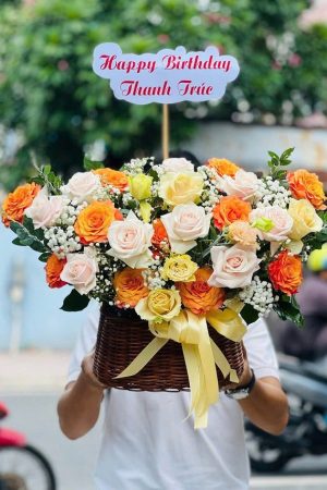 Giỏ hoa tông cam tươi sáng, rực rỡ và tràn đầy năng lượng, tượng trưng cho nhiệt huyết, sáng tạo và thành công. Phù hợp tặng khai trương, chúc mừng hoặc tri ân.