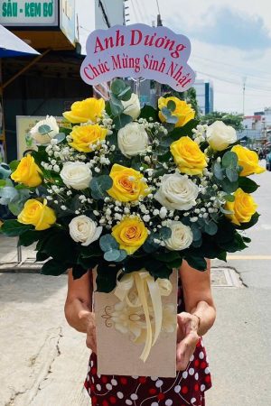 Giỏ hoa hồng sen nhẹ nhàng, thanh thoát với sắc hồng phớt dịu dàng, biểu trưng cho sự ngọt ngào và tinh tế. Phù hợp tặng sinh nhật, chúc mừng hoặc tri ân.