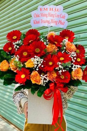 Giỏ hoa hồng cam phối đồng tiền đỏ nổi bật và tươi sáng, biểu trưng cho may mắn, nhiệt huyết và thành công. Là món quà lý tưởng cho dịp khai trương, chúc mừng hay tri ân.