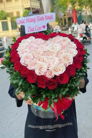 Mẫu bó hoa Valentine nổi bật tại shop hoa tươi Sơn Tây với thiết kế lãng mạn, tươi mới, giao tận nơi.