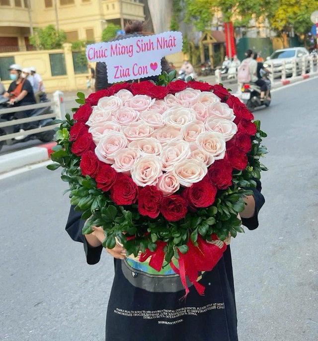 Mẫu bó hoa Valentine nổi bật tại shop hoa tươi Sơn Tây với thiết kế lãng mạn, tươi mới, giao tận nơi.