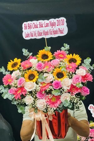Giỏ hoa hồng sen mix hướng dương là sự kết hợp rực rỡ giữa sắc hồng ngọt ngào và vàng tươi rạng rỡ. Hồng sen tượng trưng cho sự yêu thương, dịu dàng; hướng dương mang ý nghĩa của niềm tin và sức sống tích cực. Giỏ hoa nổi bật, tươi sáng – rất thích hợp để tặng sinh nhật, chúc mừng khai trương, tốt nghiệp hoặc đơn giản là gửi lời chúc may mắn và yêu thương.