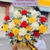 Giỏ hoa hồng đỏ phối hồng trắng và vàng rực rỡ, mang ý nghĩa của tình yêu, niềm vui và sự khởi đầu tốt đẹp. Thích hợp tặng khai trương, chúc mừng hoặc tri ân.