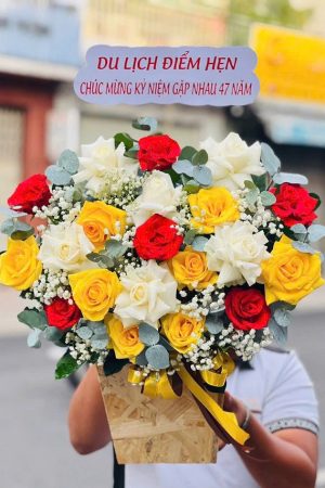 Giỏ hoa hồng đỏ phối hồng trắng và vàng rực rỡ, mang ý nghĩa của tình yêu, niềm vui và sự khởi đầu tốt đẹp. Thích hợp tặng khai trương, chúc mừng hoặc tri ân.