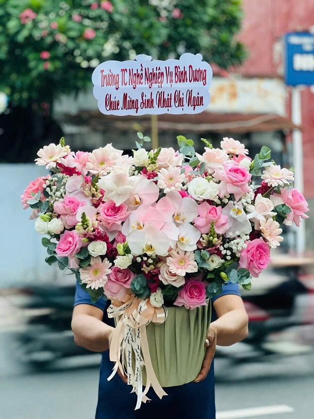 Giỏ hoa tươi với hoa hồng và hoa lan sang trọng – món quà ý nghĩa cho Ngày của Mẹ thêm trọn vẹn.