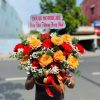 Giỏ hoa hồng đỏ mix hồng cam nổi bật, rực rỡ và tràn đầy năng lượng. Tượng trưng cho đam mê, nhiệt huyết và lời chúc thành công rực rỡ trong cuộc sống.