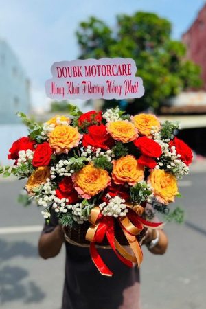 Giỏ hoa hồng đỏ mix hồng cam nổi bật, rực rỡ và tràn đầy năng lượng. Tượng trưng cho đam mê, nhiệt huyết và lời chúc thành công rực rỡ trong cuộc sống.