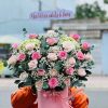 Giỏ hoa tông hồng dịu dàng và thanh lịch, tượng trưng cho tình cảm chân thành và sự ngọt ngào. Thích hợp tặng sinh nhật, chúc mừng hoặc gửi lời yêu thương.