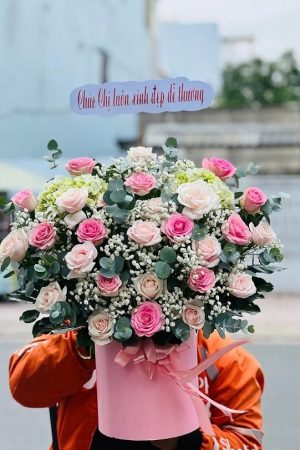 Giỏ hoa tông hồng dịu dàng và thanh lịch, tượng trưng cho tình cảm chân thành và sự ngọt ngào. Thích hợp tặng sinh nhật, chúc mừng hoặc gửi lời yêu thương.
