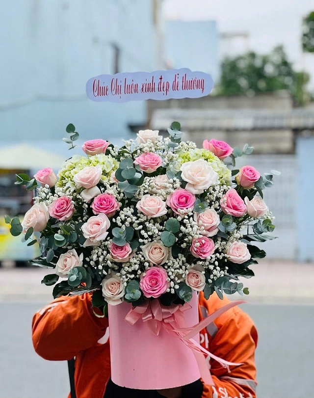 Giỏ hoa tông hồng dịu dàng và thanh lịch, tượng trưng cho tình cảm chân thành và sự ngọt ngào. Thích hợp tặng sinh nhật, chúc mừng hoặc gửi lời yêu thương.