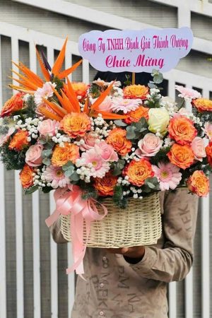 Giỏ hoa sinh nhật tone hồng cam dễ thương – thiết kế tại cửa hàng hoa tươi Bắc Kạn, tặng mẹ, bạn thân hoặc đồng nghiệp nữ đều phù hợp.