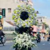 Kệ hoa viếng 2 tầng hiện đại, trang nhã và sang trọng, bày tỏ sự thành kính và niềm tiếc thương sâu sắc đến người đã khuất.