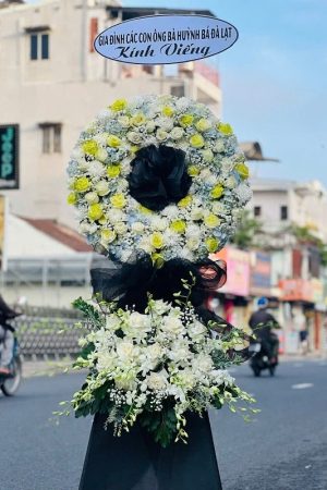 Kệ hoa viếng 2 tầng hiện đại, trang nhã và sang trọng, bày tỏ sự thành kính và niềm tiếc thương sâu sắc đến người đã khuất.