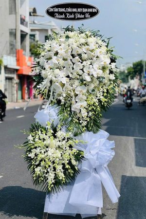 Kệ hoa viếng lan trắng 2 tầng đẹp, sang trọng, mang ý nghĩa thành kính và lời tiễn biệt trang nghiêm dành cho người đã khuất.