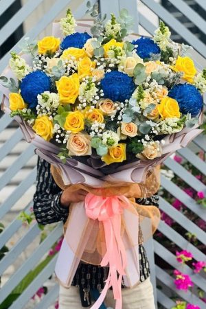 Bó hoa hồng vàng mix cúc mẫu đơn xanh độc đáo, tươi mới, mang ý nghĩa của niềm vui, may mắn và hy vọng tràn đầy.