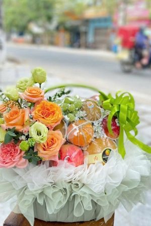 Giỏ trái cây gồm nhiều loại trái cây tươi ngon, mọng nước được lựa chọn kỹ càng và sắp xếp đẹp mắt trong giỏ. Giỏ thường điểm xuyết lá xanh hoặc hoa nhỏ tạo sự bắt mắt, vừa là món quà ý nghĩa vừa bổ dưỡng, phù hợp tặng dịp lễ, thăm hỏi hoặc chúc mừng.