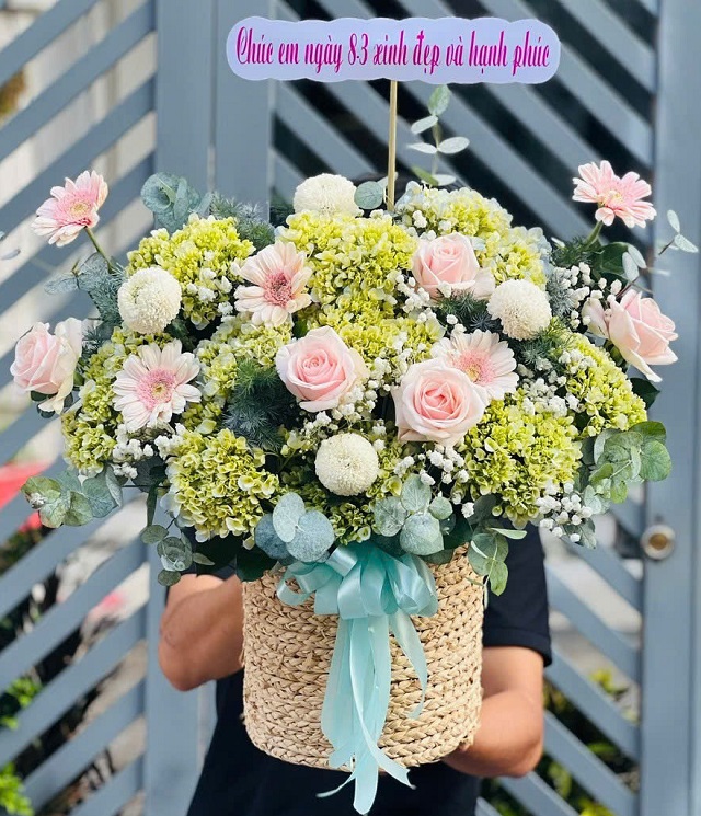 Giỏ hoa cẩm tú cầu phối hồng pastel – sản phẩm bán chạy tại shop hoa tươi ở huyện Tân Yên, phù hợp tặng sinh nhật bạn gái, đồng nghiệp nữ.