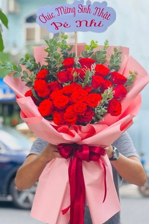 Bó hoa hồng đỏ gói giấy hồng mang đến vẻ đẹp ngọt ngào và lãng mạn. Sắc đỏ của hoa tượng trưng cho tình yêu nồng cháy, kết hợp cùng giấy hồng nhẹ nhàng tạo cảm giác dịu dàng và tinh tế. Thích hợp để tặng người yêu, bạn gái trong các dịp đặc biệt như sinh nhật, kỷ niệm hay tỏ tình.