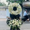 Kệ hoa viếng 2 tầng hiện đại, trang nhã và sang trọng, bày tỏ sự thành kính và niềm tiếc thương sâu sắc đến người đã khuất.