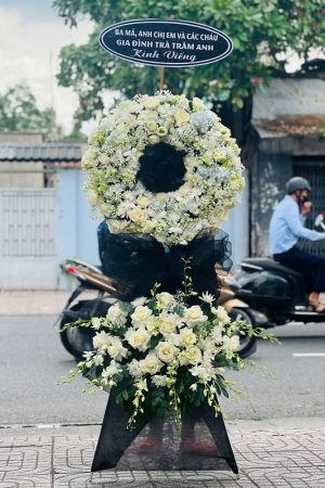 Kệ hoa viếng 2 tầng hiện đại, trang nhã và sang trọng, bày tỏ sự thành kính và niềm tiếc thương sâu sắc đến người đã khuất.