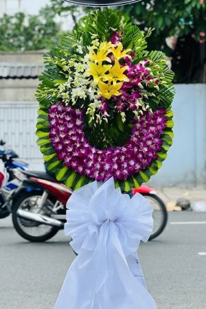 Vòng hoa chia buồn được thiết kế trang nhã, giao tận nơi nhà tang lễ tại Giồng Trôm, Bến Tre – đặt hoa nhanh qua 0328 322 725.
