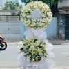Kệ hoa viếng màu trắng hiện đại phối lan hồ điệp sang trọng, tinh khôi, gửi gắm sự thành kính và niềm tiếc thương sâu sắc đến người đã khuất.