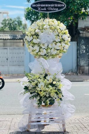 Kệ hoa viếng màu trắng hiện đại phối lan hồ điệp sang trọng, tinh khôi, gửi gắm sự thành kính và niềm tiếc thương sâu sắc đến người đã khuất.