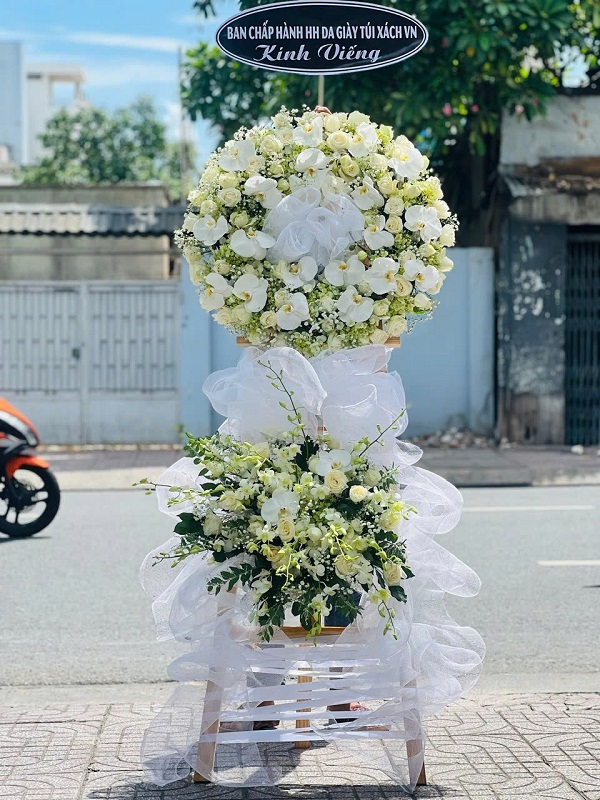 Kệ hoa viếng màu trắng hiện đại phối lan hồ điệp sang trọng, tinh khôi, gửi gắm sự thành kính và niềm tiếc thương sâu sắc đến người đã khuất.